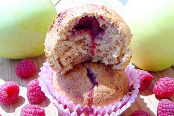 Špaldovo-jablkové muffiny s malinami